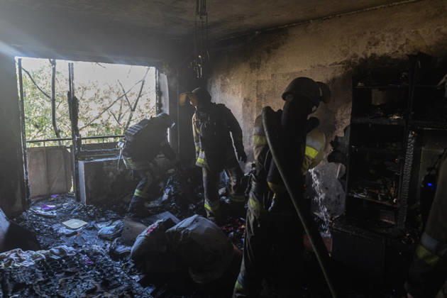 Aftermath of Russian drone strike in Ukraine KRAMATORSK, UKRAINE - OCTOBER 9: Ukrainian firefighters put out a fire after a Russian FPV drone struck a residential building in Kramatorsk, Ukraine, on 9 October 2026 Diego Herrera Carcedo Anadolu Kramatorsk Ukraine. Editorial use only. Please get in touch for any other usage. Copyright: x2026xAnadoluxDiegoxHerreraxCarcedox