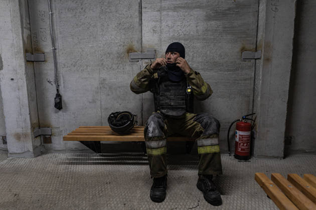 Aftermath of Russian drone strike in Ukraine KRAMATORSK, UKRAINE - OCTOBER 9: Ukrainian firefighters take shelter in a refuge whilst fighting a fire in a residential area after hearing Russian drones, in Kramatorsk, Ukraine, 9 October 2026 Diego Herrera Carcedo Anadolu Kramatorsk Ukraine. Editorial use only. Please get in touch for any other usage. Copyright: x2026xAnadoluxDiegoxHerreraxCarcedox