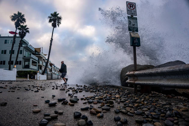 October 9, 2026, Oceanside, California, USA: Oceanside, California, receives large waves on October 9, 2026, during a historic El NioÂ±o season. Kelvin swells have brought major damages to the coastline. Oceanside USA - ZUMAg219 20261009_znp_g219_001 Copyright: xJakexLeexGreenx
