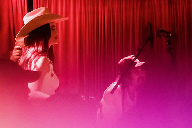 October 9, 2026: Austin, Texas. Kacey Musgraves performed a surprise show at the White Horse after her concert.  - ZUMAda1_ 20261009_zap_da1_060 Copyright: xSandraxDahdahx