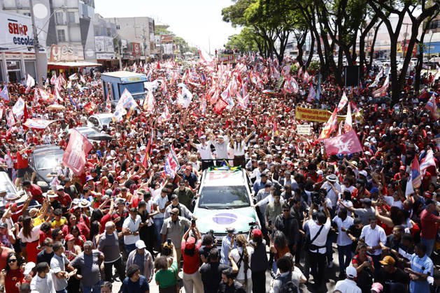 Lula takes part in a campaign motorcade in Ceilandia Brazil s President Luiz Inacio Lula da Silva (c), who is running for reelection, kisses a Brazilian flag during a campaign motorcade with the candidate for governor of the Distrito Federal, Leandro Grass (L), and his Vice, Dora Gomes, in Ceilandia, Distrito Federal, Brazil, on October 9, 2026. Lula da Silva is heading to a runoff against right-wing senator Flavio Bolsonaro. Photo: WILTON JUNIOR ESTADAO CONTEUDO CEILANDIA DF BRAZIL  Copyright: xWILTONxJUNIORx