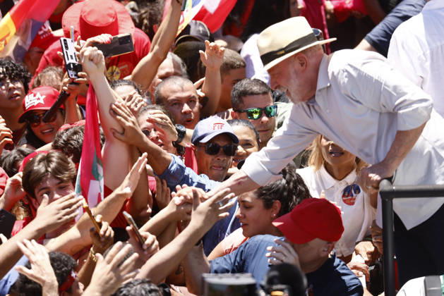 Lula takes part in a campaign motorcade in Ceilandia Brazil s President Luiz Inacio Lula da Silva, who is running for reelection, greets supporters during a campaign motorcade in Ceilandia, Distrito Federal, Brazil, on October 9, 2026. Lula da Silva is heading to a runoff against right-wing senator Flavio Bolsonaro. Photo: WILTON JUNIOR ESTADAO CONTEUDO CEILANDIA DF BRAZIL  Copyright: xWILTONxJUNIORx