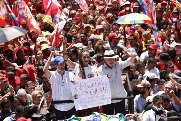 Lula takes part in a campaign motorcade in Ceilandia Brazil s President Luiz Inacio Lula da Silva (R), who is running for reelection, waves during a campaign motorcade with the candidate for governor of the Distrito Federal, Leandro Grass (L), and his Vice, Dora Gomes, in Ceilandia, Distrito Federal, Brazil, on October 9, 2026. Lula da Silva is heading to a runoff against right-wing senator Flavio Bolsonaro. Photo: WILTON JUNIOR ESTADAO CONTEUDO CEILANDIA DF BRAZIL  Copyright: xWILTONxJUNIORx