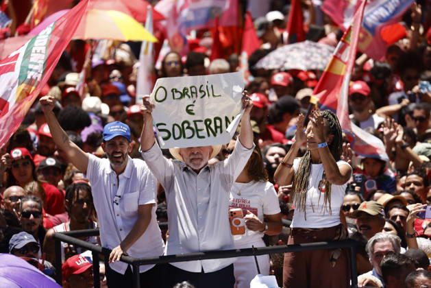 Lula takes part in a campaign motorcade in Ceilandia Brazil s President Luiz Inacio Lula da Silva, who is running for reelection, and the candidate for governor of the Distrito Federal, Leandro Grass (L), take part in a campaign motorcade in Ceilandia, Distrito Federal, Brazil, on October 9, 2026. Lula da Silva is heading to a runoff against right-wing senator Flavio Bolsonaro. Photo: WILTON JUNIOR ESTADAO CONTEUDO CEILANDIA DF BRAZIL  Copyright: xWILTONxJUNIORx