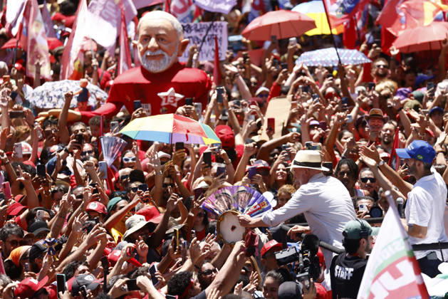 Lula takes part in a campaign motorcade in Ceilandia Brazil s President Luiz Inacio Lula da Silva, who is running for reelection, and the candidate for governor of the Distrito Federal, Leandro Grass (R), take part in a campaign motorcade in Ceilandia, Distrito Federal, Brazil, on October 9, 2026. Lula da Silva is heading to a runoff against right-wing senator Flavio Bolsonaro. Photo: WILTON JUNIOR ESTADAO CONTEUDO CEILANDIA DF BRAZIL  Copyright: xWILTONxJUNIORx