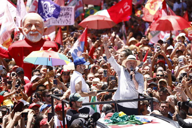 Lula takes part in a campaign motorcade in Ceilandia Brazil s President Luiz Inacio Lula da Silva, who is running for reelection, and the candidate for governor of the Distrito Federal, Leandro Grass (L), take part in a campaign motorcade in Ceilandia, Distrito Federal, Brazil, on October 9, 2026. Lula da Silva is heading to a runoff against right-wing senator Flavio Bolsonaro. Photo: WILTON JUNIOR ESTADAO CONTEUDO CEILANDIA DF BRAZIL  Copyright: xWILTONxJUNIORx