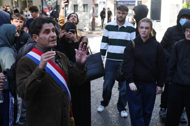 High school students block schools; Socialist MP Marc Pena comes to discuss with them in front of Vauvenargues High School in Aix-en-Provence. - 09 11 2026 - France Bouches-du-Rhone Marseille -  SylvainxRostaingx xLexPictorium LePictorium_0342745