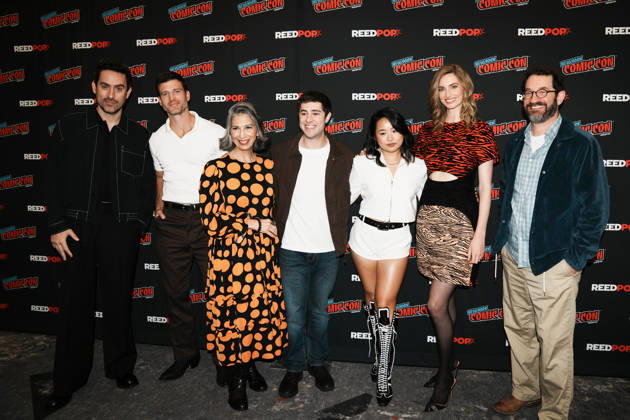 October 9, 2026, New York, New York, USA: Cast of CBS Studios new show Eternally Yours from left: ED WEEKS, PARKER YOUNG, ROSE ABDOO, JAREN LEWISON, HELEN J. SHEN, ALLEGRA EDWARDS and show runner and executive producer JOE WISEMAN at the 2026 New York Comic Con at the Javits Center on October 9, 2026 in New York. New York USA - ZUMAb148 20261009_zap_b148_010 Copyright: xBryanxSmithx