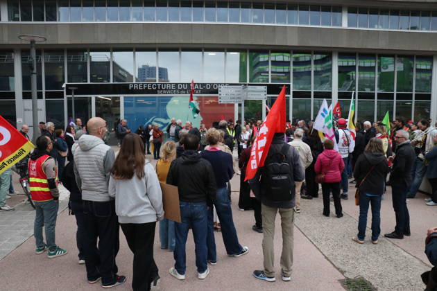 Protest outside Val-d Oise prefecture against crackdown on high school student mobilizations in France CERGY, FRANCE - OCTOBER 9: Demonstrators gather outside the Val-d Oise prefecture in Cergy, in the Paris region following a call by several trade unions and political organizations to denounce the crackdown on high school student mobilizations on October 9, 2026 in Cergy, France. Participants demand an end to repressive measures and sanctions against high school students, as well as the establishment of dialogue with students to address their demands, particularly regarding working conditions and resources allocated to education. Umit Donmez Anadolu Cergy France. Editorial use only. Please get in touch for any other usage. Copyright: x2026xAnadoluxUmitxDonmezx