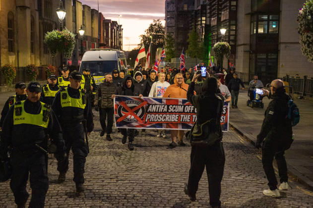 News Bilder des Tages October 9, 2026, Bristol, Bristol, UK: Bristol, UK. Bristol Rises far-right demo (pictured) and counter-protest in city centre. Bristol Rises have called their protest after some of their members were at the centre of a disturbance outside the main Bristol University building on Monday. A counter-protest has been called by a coalition of anti-racism groups. Police have a dispersal order in the centre and said anyone in either protest wearing a face covering may be arrested or prosecuted under recent new legal powers. Bristol UK - ZUMAl94_ 20261009_zaf_l94_012 Copyright: xSimonxChapmanx