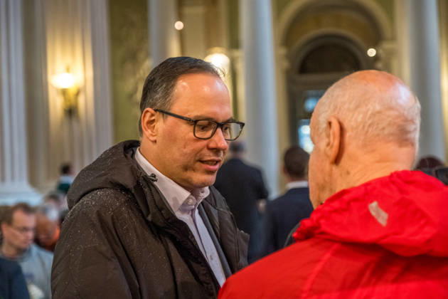 Since 2009, the Festival of Lights has been held in Leipzig on October 9 to commemorate the Monday demonstrations of 1989. Here is the prayer for peace at St. Nicholas Church, featuring a speech on democracy by Dirk Panter. Festival of Lights 2026