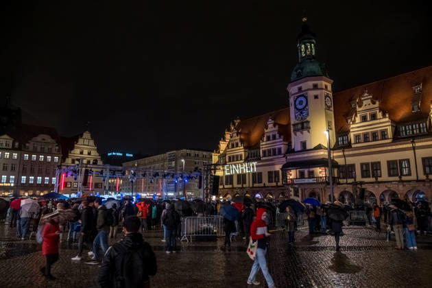 Since 2009, the Festival of Lights has been held in Leipzig on October 9 to commemorate the Monday demonstrations of 1989. Lights and art installations illuminate the city, and people walk through the city carrying candles. Festival of Lights 2026