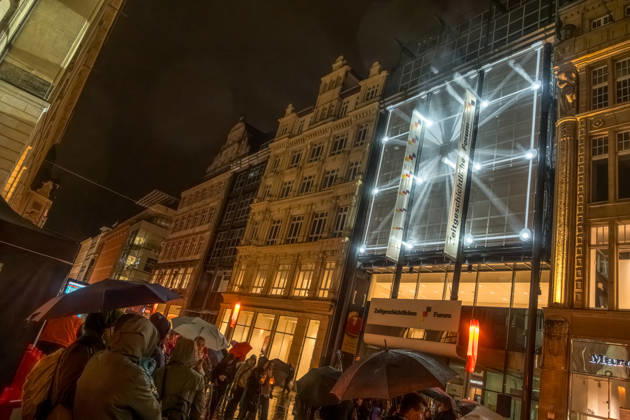 Since 2009, the Festival of Lights has been held in Leipzig on October 9 to commemorate the Monday demonstrations of 1989. Lights and art installations illuminate the city, and people walk through the city carrying candles. Festival of Lights 2026