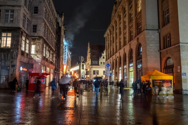 Since 2009, the Festival of Lights has been held in Leipzig on October 9 to commemorate the Monday demonstrations of 1989. Lights and art installations illuminate the city, and people walk through the city carrying candles. Festival of Lights 2026