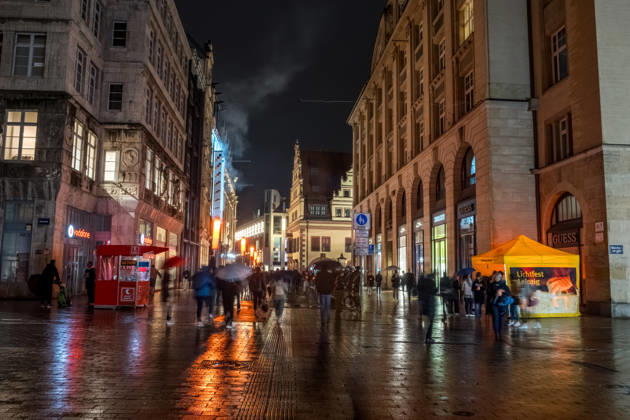 Since 2009, the Festival of Lights has been held in Leipzig on October 9 to commemorate the Monday demonstrations of 1989. Lights and art installations illuminate the city, and people walk through the city carrying candles. Festival of Lights 2026
