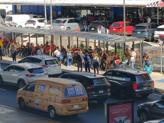 (261009) -- PANAMA CITY, Oct. 9, 2026 -- Vehicles run at a street following an earthquake in Panama City, Panama, Oct. 9, 2026. A major earthquake struck Panama on Friday. ) PANAMA-PANAMA CITY-EARTHQUAKE LixJiaxu 