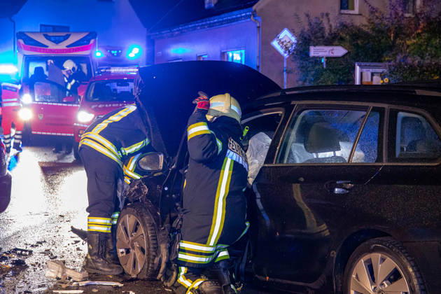 261009UnfallKönigswalde News ID: EN 2026-10-09 PKW kollidierten miteinander frontal zwei Verletzte Königswalde. Auf der Lindenstraße hat sich am Freitagabend ein Verkehrsunfall mit zwei PKW ereignet. Aus noch ungeklärter Ursache kollidierten gegen 21:30 Uhr ein Audi und ein VW, in einer Doppelkurve. Bei dem Unfall wurden ersten Informationen zu Folge, zwei Personen verletzt. Beide kamen jeweils mit einem Rettungswagen in ein Krankenhaus. Zwei weitere Personen blieben ersten Angaben zu Folge, unverletzt. Neben zwei Rettungswagen, einem Notarzt und der Polizei, kamen auch 20 Einsatzkräfte der Feuerwehr Königswalde sowie der diensthabende Kreisbrandmeister zum Einsatz. Diese unterstützten den Rettungsdienst, sicherten die Unfallste