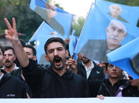 Hundreds march for Ocalan™s release in Diyarbakir DIYARBAKIR, TURKEY, OCTOBER 9, 2026: Hundreds of demonstrators march through Diyarbakir during a protest organized by the pro-Kurdish DEM Party, calling for the release of imprisoned Kurdistan Workers™ Party (PKK) leader Abdullah Ocalan. Participants carried banners and chanted slogans demanding his freedom amid ongoing efforts to advance a peace process between the Turkish government and the PKK following the group™s announcement that it would lay down its arms. Diyarbakir Türkiye Copyright: x xEnsarxOzdemirx xJNAxPressx