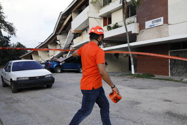 (261009) -- PENONOME(PANAMA), Oct. 9, 2026 -- A rescuer stands in front of a collapsed building after an earthquake in Penonome, central Cocle Province of Panama, Oct. 9, 2026. A major earthquake struck Panama on Friday. (Photo by Xinhua) PANAMA-PENONOME-EARTHQUAKE DanielxGonzalez 