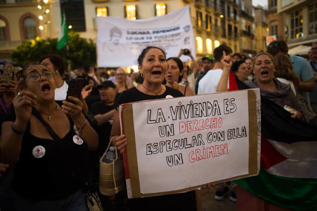 Protest in memory of Maricarmen in Malaga - 09 Oct 2026 A protester is seen holding a placard that says: Housing is a right. Speculating on housing is a crime during a tribute and minute of silence in memory of Maricarmen Abascal, the 87-year-old woman who was evicted of her house and died in hospital a few days later. Thousands of people demand decent housing and to continue with the legacy of Maricarmen Abascal. Spain’s housing crisis has forced people to take to the streets, urging the Spanish government to take action and implement effective policies to regulate housing prices and protect vulnerable people. Malaga Spain Copyright: xJesusxMeridax xSOPAxImagesx 09102026_JMERIDA1-12
