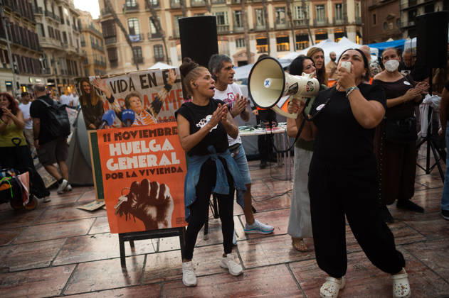 Protest in memory of Maricarmen in Malaga - 09 Oct 2026 Protesters are seen chanting slogans during a tribute and minute of silence in memory of Maricarmen Abascal, the 87-year-old woman who was evicted of her house and died in hospital a few days later. Thousands of people demand decent housing and to continue with the legacy of Maricarmen Abascal. Spain’s housing crisis has forced people to take to the streets, urging the Spanish government to take action and implement effective policies to regulate housing prices and protect vulnerable people. Malaga Spain Copyright: xJesusxMeridax xSOPAxImagesx 09102026_JMERIDA1-6