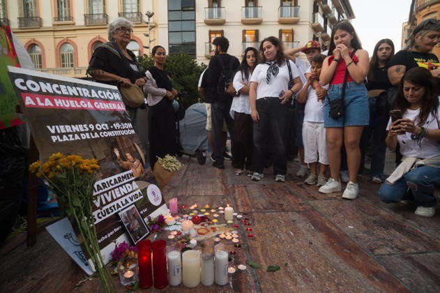 Protest in memory of Maricarmen in Malaga - 09 Oct 2026 Flowers and candles are seen next to a picture of Maricarmen as a tribute during a protest and a minute of silence in memory of Maricarmen Abascal, the 87-year-old woman who was evicted of her house and died in hospital a few days later. Thousands of people demand decent housing and to continue with the legacy of Maricarmen Abascal. Spain’s housing crisis has forced people to take to the streets, urging the Spanish government to take action and implement effective policies to regulate housing prices and protect vulnerable people. Malaga Spain Copyright: xJesusxMeridax xSOPAxImagesx 09102026_JMERIDA1
