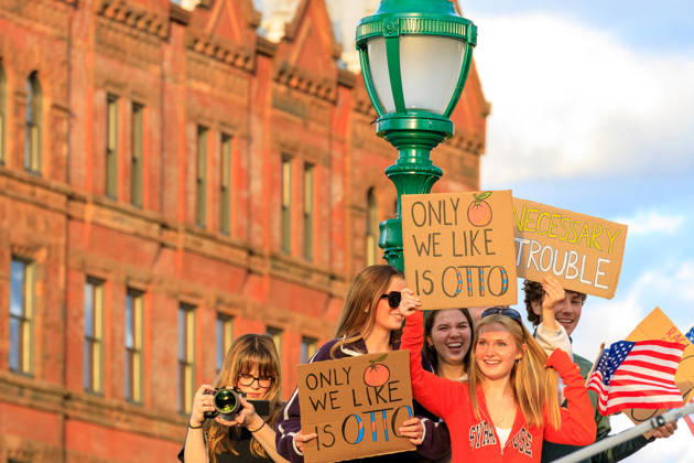 October 9, 2026, Syracuse, Ny, USA: Syracuse University students in Clinton Square in opposotion to the Trump rally being held at the Oncenter. Syracuse USA - ZUMAh195 20261009_znp_h195_010 Copyright: xAlexxHamerx