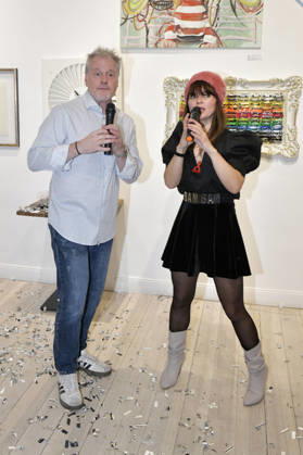 Stefan Pinnow and Lore Richter at the opening of the 4th pop-up exhibition by the M A R X Bande at the GlogauAIR Gallery in Berlin, October 9, 2026 Foto:xM.xBehrensx xFuturexImagex marxbande_6032