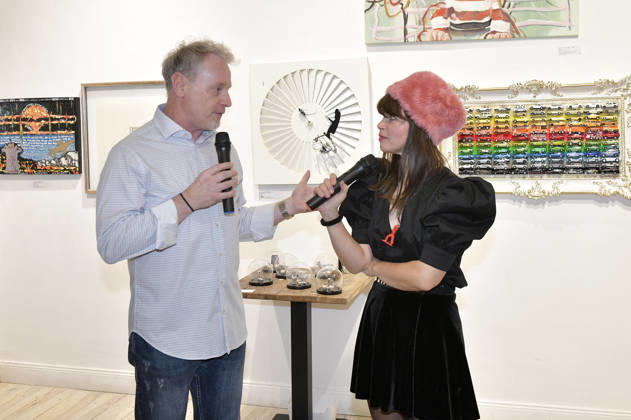 Stefan Pinnow and Lore Richter at the opening of the 4th pop-up exhibition by the M A R X Bande at the GlogauAIR Gallery in Berlin, October 9, 2026 Foto:xM.xBehrensx xFuturexImagex marxbande_6033