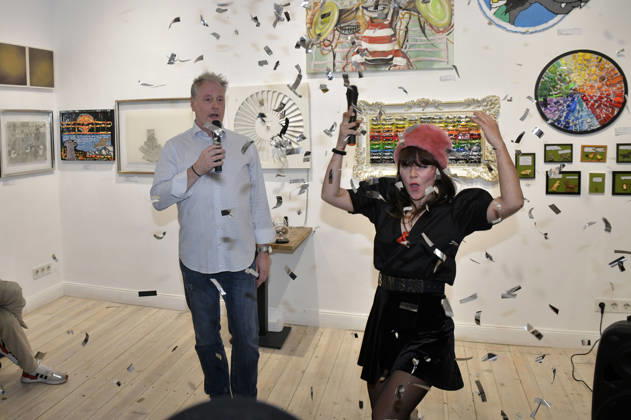 Stefan Pinnow and Lore Richter at the opening of the 4th pop-up exhibition by the M A R X Bande at the GlogauAIR Gallery in Berlin, October 9, 2026 Foto:xM.xBehrensx xFuturexImagex marxbande_6035
