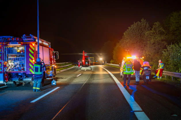 Lkw kommt von Fahrbahn ab Kradfahrer auf Seitenstreifen schwer verletzt Vollsperrung nach Unfall Am 09.10.2026 kam es gegen 20:45 Uhr auf der Autobahn 66 in Fahrtrichtung Frankfurt am Main zwischen den Anschlussstellen Wächtersbach und Gelnhausen-Ost bei Gelnhausen zu einem Verkehrsunfall. Nach bisherigen Erkenntnissen der Polizei kam ein Lastkraftwagen nach rechts von der Fahrbahn ab und stieß mit einem Kradfahrer zusammen, der auf dem Seitenstreifen neben seinem Zweirad gestanden haben soll. Eine Rettungswagenbesatzung versorgte den Schwerverletzten erst, ein Rettungshubschrauber wurde alarmiert. Während der Unfallaufnahme wurde die Autobahn voll gesperrt, ein Gutachter wurde hinzugezogen. Die Ermittlungen zum genauen Hergang d