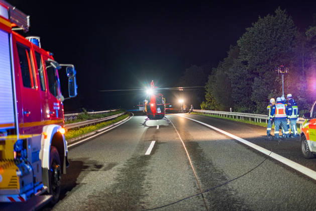 Lkw kommt von Fahrbahn ab Kradfahrer auf Seitenstreifen schwer verletzt Vollsperrung nach Unfall Am 09.10.2026 kam es gegen 20:45 Uhr auf der Autobahn 66 in Fahrtrichtung Frankfurt am Main zwischen den Anschlussstellen Wächtersbach und Gelnhausen-Ost bei Gelnhausen zu einem Verkehrsunfall. Nach bisherigen Erkenntnissen der Polizei kam ein Lastkraftwagen nach rechts von der Fahrbahn ab und stieß mit einem Kradfahrer zusammen, der auf dem Seitenstreifen neben seinem Zweirad gestanden haben soll. Eine Rettungswagenbesatzung versorgte den Schwerverletzten erst, ein Rettungshubschrauber wurde alarmiert. Während der Unfallaufnahme wurde die Autobahn voll gesperrt, ein Gutachter wurde hinzugezogen. Die Ermittlungen zum genauen Hergang d