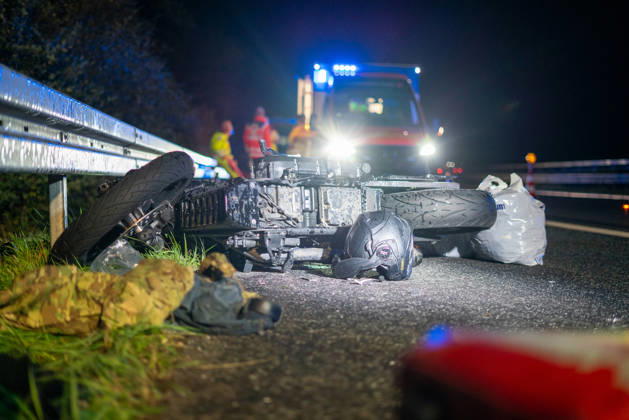 Lkw kommt von Fahrbahn ab Kradfahrer auf Seitenstreifen schwer verletzt Vollsperrung nach Unfall Am 09.10.2026 kam es gegen 20:45 Uhr auf der Autobahn 66 in Fahrtrichtung Frankfurt am Main zwischen den Anschlussstellen Wächtersbach und Gelnhausen-Ost bei Gelnhausen zu einem Verkehrsunfall. Nach bisherigen Erkenntnissen der Polizei kam ein Lastkraftwagen nach rechts von der Fahrbahn ab und stieß mit einem Kradfahrer zusammen, der auf dem Seitenstreifen neben seinem Zweirad gestanden haben soll. Eine Rettungswagenbesatzung versorgte den Schwerverletzten erst, ein Rettungshubschrauber wurde alarmiert. Während der Unfallaufnahme wurde die Autobahn voll gesperrt, ein Gutachter wurde hinzugezogen. Die Ermittlungen zum genauen Hergang d