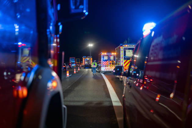 Lkw kommt von Fahrbahn ab Kradfahrer auf Seitenstreifen schwer verletzt Vollsperrung nach Unfall Am 09.10.2026 kam es gegen 20:45 Uhr auf der Autobahn 66 in Fahrtrichtung Frankfurt am Main zwischen den Anschlussstellen Wächtersbach und Gelnhausen-Ost bei Gelnhausen zu einem Verkehrsunfall. Nach bisherigen Erkenntnissen der Polizei kam ein Lastkraftwagen nach rechts von der Fahrbahn ab und stieß mit einem Kradfahrer zusammen, der auf dem Seitenstreifen neben seinem Zweirad gestanden haben soll. Eine Rettungswagenbesatzung versorgte den Schwerverletzten erst, ein Rettungshubschrauber wurde alarmiert. Während der Unfallaufnahme wurde die Autobahn voll gesperrt, ein Gutachter wurde hinzugezogen. Die Ermittlungen zum genauen Hergang d