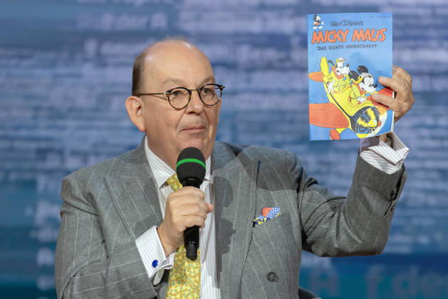 Frankfurt Book Fair 2026: Denis Scheck presents new and classic literature through his series *Druckfrisch · New Books with Denis Scheck*. Here is the first issue of Walt Disney’s *Mickey Mouse Monthly*, Frankfurt am Main, Hesse, Germany, Exhibition Grounds