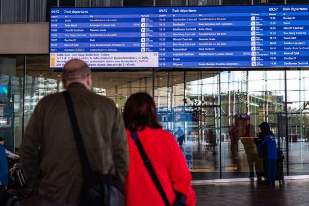 ROTTERDAM - Travelers at Rotterdam Centraal station. Due to arson at a railway bridge in Delfshaven, no trains are running between Rotterdam Centraal and Delft Campus stations. MEDIATV ANP netherlands out - belgium out  Copyright: xx x572001255x originalFilename: 572001255.jpg