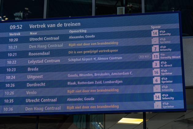 ROTTERDAM - Announcements on a board at Rotterdam Central Station. Due to arson at a railway bridge in Delfshaven, no trains are running between Rotterdam Central and Delft Campus stations. MEDIATV ANP netherlands out - belgium out  Copyright: xx x572001302x originalFilename: 572001302.jpg