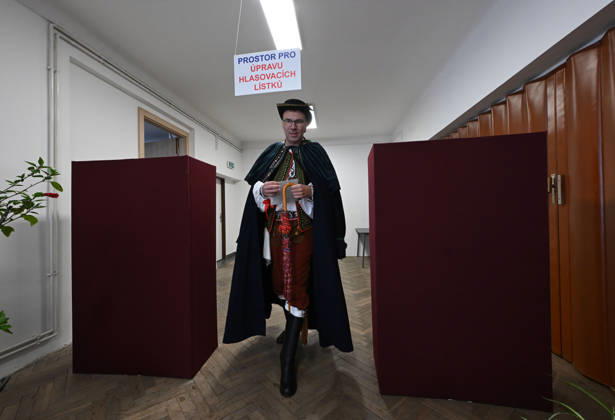 News Bilder des Tages The two-day elections to municipal assemblies continued in the Czech Republic together with the first round of the elections to one-third of the Senate, on October 10, 2026. On the photo voters wearing traditional Hana folk costumes cast their ballots in Kozusany-Tazaly, in the Olomouc Region. (CTKxPhoto LudekxPerina) CTKPhotoP2026101001631 CTKPhotoP2026101001631