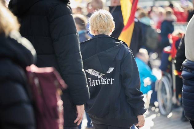 ProjektM1llion, Resignation of the Current Federal Government, and Merz ** FOR EDITORIAL USE ONLY ** EDITORIAL USE ONLY ** p Several hundred people are demonstrating in front of the Brandenburg Gate under the slogan ProjektM1llion, Resignation of the Current Federal Government, and Merz Germany Berlin Berlin Copyright JörgxCarstensen Copyright: JörgxCarstensen doc87yuywp8vhxof24cnoe ,EDITORIAL USE ONLY Copyright: JörgxCarstensen