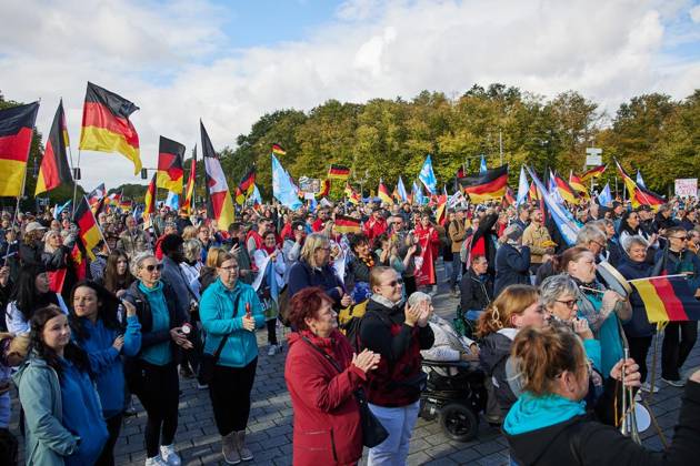 ProjektM1llion, Resignation of the Current Federal Government, and Merz ** FOR EDITORIAL USE ONLY ** EDITORIAL USE ONLY ** p Several hundred people are demonstrating in front of the Brandenburg Gate under the slogan ProjektM1llion, Resignation of the Current Federal Government, and Merz Germany Berlin Berlin Copyright JörgxCarstensen Copyright: JörgxCarstensen doc87yuywwzj0xi0licntp ,EDITORIAL USE ONLY Copyright: JörgxCarstensen
