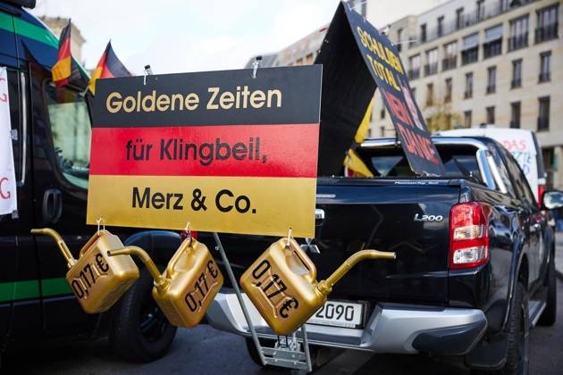 ProjektM1llion, Resignation of the Current Federal Government, and Merz ** FOR EDITORIAL USE ONLY ** EDITORIAL USE ONLY ** p Several hundred people are demonstrating in front of the Brandenburg Gate under the slogan ProjektM1llion, Resignation of the Current Federal Government, and Merz Germany Berlin Berlin Copyright JörgxCarstensen Copyright: JörgxCarstensen doc87yuyvqeb15123fno8lp ,EDITORIAL USE ONLY Copyright: JörgxCarstensen