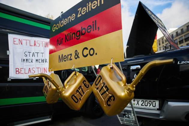 ProjektM1llion, Resignation of the Current Federal Government, and Merz ** FOR EDITORIAL USE ONLY ** EDITORIAL USE ONLY ** p Several hundred people are demonstrating in front of the Brandenburg Gate under the slogan ProjektM1llion, Resignation of the Current Federal Government, and Merz Germany Berlin Berlin Copyright JörgxCarstensen Copyright: JörgxCarstensen doc87yuyvs9q9valokstdt ,EDITORIAL USE ONLY Copyright: JörgxCarstensen