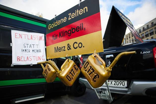 ProjektM1llion, Resignation of the Current Federal Government, and Merz ** FOR EDITORIAL USE ONLY ** EDITORIAL USE ONLY ** p Several hundred people are demonstrating in front of the Brandenburg Gate under the slogan ProjektM1llion, Resignation of the Current Federal Government, and Merz Germany Berlin Berlin Copyright JörgxCarstensen Copyright: JörgxCarstensen doc87yuyvvh3aw1803jrtjz ,EDITORIAL USE ONLY Copyright: JörgxCarstensen