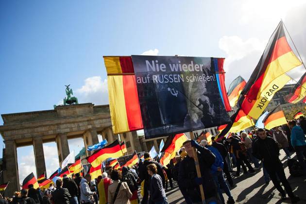 ProjektM1llion, Resignation of the Current Federal Government, and Merz ** FOR EDITORIAL USE ONLY ** EDITORIAL USE ONLY ** p Several hundred people are demonstrating in front of the Brandenburg Gate under the slogan ProjektM1llion, Resignation of the Current Federal Government, and Merz Germany Berlin Berlin Copyright JörgxCarstensen Copyright: JörgxCarstensen doc87yuyw92c3t1hddk9nsx ,EDITORIAL USE ONLY Copyright: JörgxCarstensen