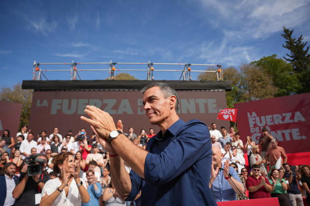 Pedro Sánchez Participates in the First Pre-Campaign Event in Dos Hermanas, Seville Photo of the Secretary-General of the PSOE and President of the Government, Pedro Sánchez, at the first pre-campaign event for the November 29 elections. October 10, 2026, in Dos Hermanas, Seville, Andalusia, Spain The event was also attended by the Secretary-General of the PSOE in Andalusia, María Jesús Montero, and the mayor of Dos Hermanas and Secretary of Organization for the PSOE in Andalusia, Francisco Rodríguez October 10, 2026 María José Ló Dos Hermanas, Seville Dos Hermanas, Seville, Spain  Copyright: xMariaxJosÃ xLopezx 7834553