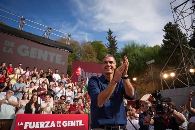 Pedro Sánchez Participates in the First Pre-Campaign Event in Dos Hermanas, Seville Photo of the PSOE Secretary-General and Prime Minister, Pedro Sánchez, at the first pre-campaign event for the November 29 elections. October 10, 2026, in Dos Hermanas, Seville, Andalusia, Spain The event was also attended by the Secretary-General of the PSOE in Andalusia, María Jesús Montero, and the mayor of Dos Hermanas and Secretary of Organization for the PSOE in Andalusia, Francisco Rodríguez October 10, 2026 María José Ló Dos Hermanas, Seville Dos Hermanas, Seville, Spain  Copyright: xMariaxJosÃ xLopezx 7834564