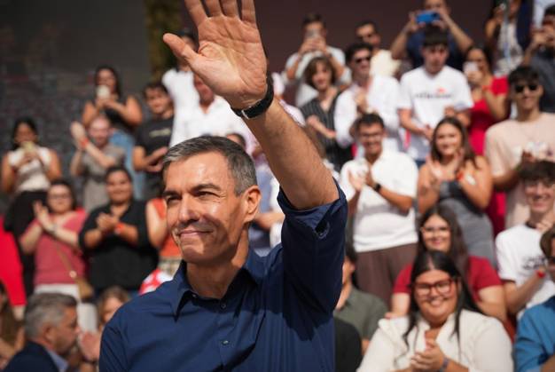 Pedro Sánchez Participates in the First Pre-Campaign Event in Dos Hermanas, Seville Photo of the PSOE Secretary-General and Prime Minister, Pedro Sánchez, at the first pre-campaign event for the November 29 elections. October 10, 2026, in Dos Hermanas, Seville, Andalusia, Spain The event was also attended by the Secretary-General of the PSOE in Andalusia, María Jesús Montero, and the mayor of Dos Hermanas and Secretary of Organization for the PSOE in Andalusia, Francisco Rodríguez October 10, 2026 María José Ló Dos Hermanas, Seville Dos Hermanas, Seville, Spain  Copyright: xMariaxJosÃ xLopezx 7834565
