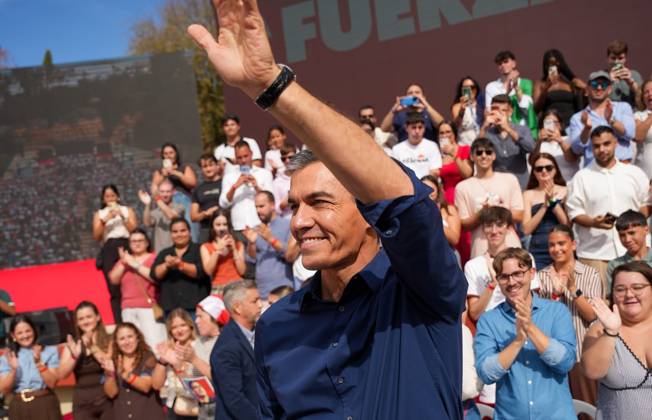 Pedro Sánchez Participates in the First Pre-Campaign Event in Dos Hermanas, Seville Photo of the PSOE Secretary-General and Prime Minister, Pedro Sánchez, at the first pre-campaign event for the November 29 elections. October 10, 2026, in Dos Hermanas, Seville, Andalusia, Spain The event was also attended by the Secretary-General of the PSOE in Andalusia, María Jesús Montero, and the mayor of Dos Hermanas and Secretary of Organization for the PSOE in Andalusia, Francisco Rodríguez October 10, 2026 María José Ló Dos Hermanas, Seville Dos Hermanas, Seville, Spain  Copyright: xMariaxJosÃ xLopezx 7834566