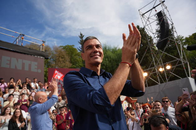 Pedro Sánchez Participates in the First Pre-Campaign Event in Dos Hermanas, Seville Photo of the PSOE Secretary-General and Prime Minister, Pedro Sánchez, at the first pre-campaign event for the November 29 elections. October 10, 2026, in Dos Hermanas, Seville, Andalusia, Spain The event was also attended by the Secretary-General of the PSOE in Andalusia, María Jesús Montero, and the mayor of Dos Hermanas and Secretary of Organization for the PSOE in Andalusia, Francisco Rodríguez October 10, 2026 María José Ló Dos Hermanas, Seville Dos Hermanas, Seville, Spain  Copyright: xMariaxJosÃ xLopezx 7834572