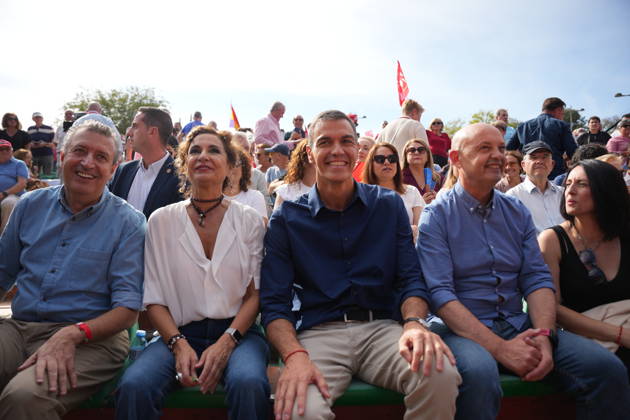 Pedro Sánchez participates in the first pre-campaign event in Dos Hermanas, Seville. Photo showing the Secretary General of the PSOE and Prime Minister, Pedro Sánchez (c), the Secretary General of the PSOE (A), María Jesús Montero (2i), the mayor of Dos Hermanas and Secretary of Organization of the PSOE (A), Francisco Rodríguez (2d), and the Secretary-General of the PSOE in Seville, Javier Fernández i, at the first pre-campaign event for the November 29 elections A on October 10, 2026, in Dos Hermanas, Seville, Andalusia, Spain October 10, 2026 María José Ló Dos Hermanas, Seville Dos Hermanas, Seville Spain  Copyright: xMariaxJosÃ xLopezx 7834584